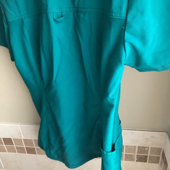 Green Cherokee I Flex scrub top size small - Picture 2 of 3